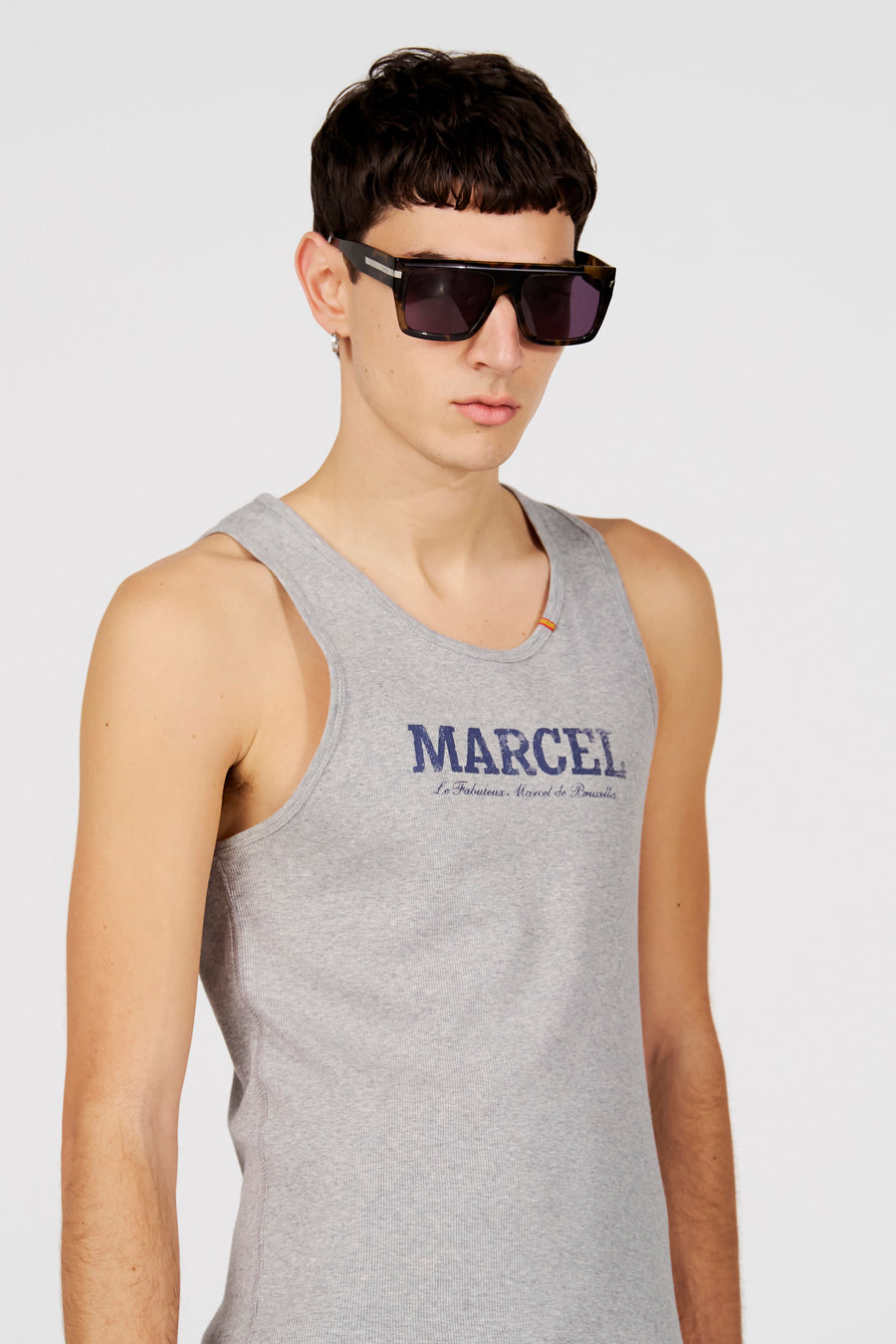 Lunettes de soleil marron de Le Fabuleux Marcel de Bruxelles, avec une monture angulaire et des verres foncés.