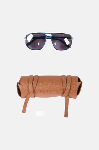 Lunettes de soleil bleues de Le Fabuleux Marcel de Bruxelles, avec un étui à lunettes en cuir marron à logo en relief.