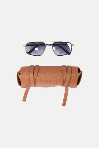 Lunettes de soleil vertes de Le Fabuleux Marcel de Bruxelles, avec verres dégradés et un étui en cuir marron.
