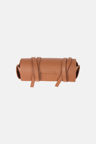 Lunettes de soleil marron en cuir de Le Fabuleux Marcel de Bruxelles, roulées et attachées avec des sangles.