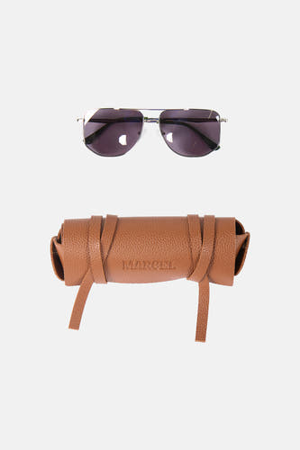 Lunettes de soleil bleues de Le Fabuleux Marcel de Bruxelles, avec un étui en cuir marron portant le nom de la marque.