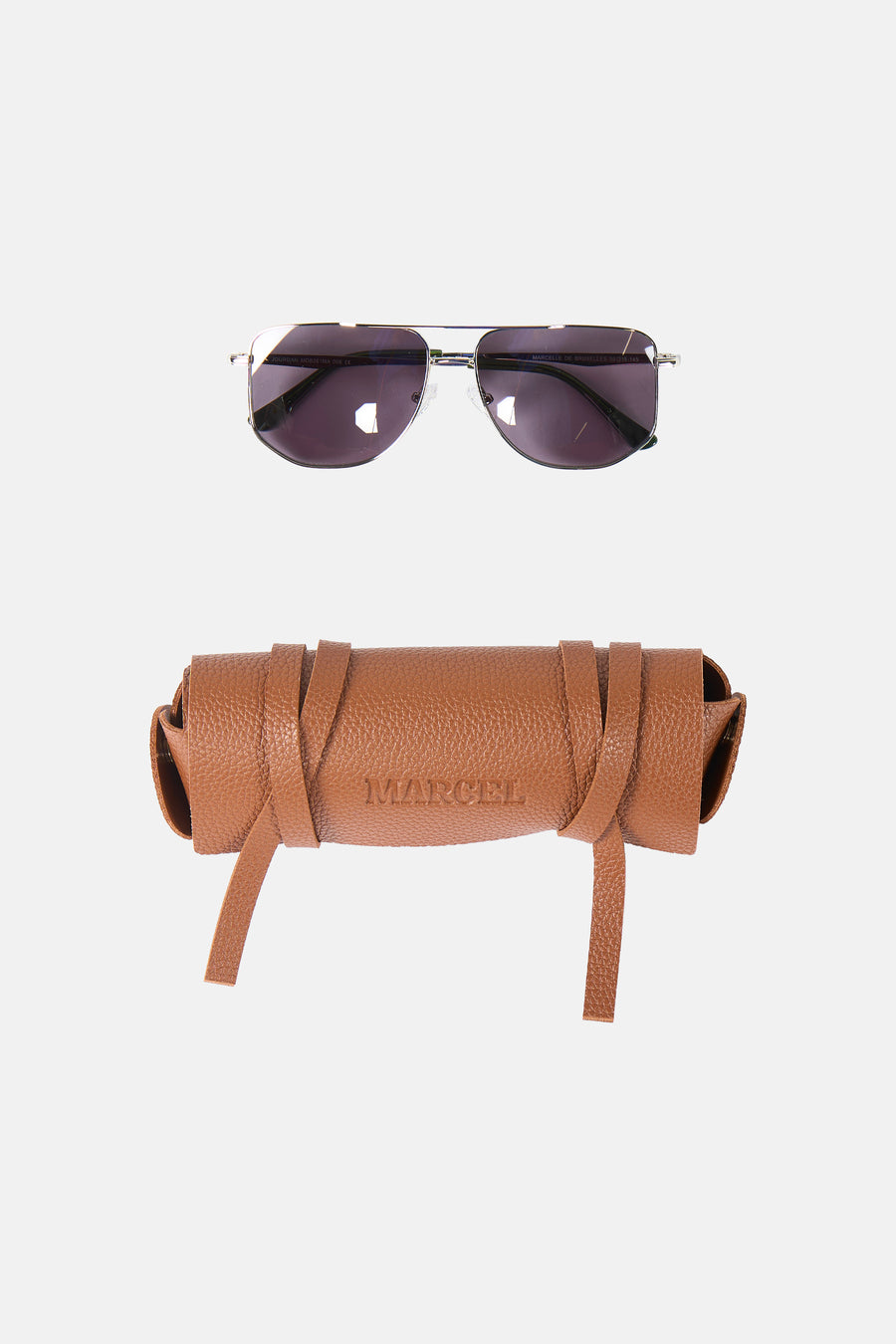 Lunettes de soleil bleues de Le Fabuleux Marcel de Bruxelles, avec un étui en cuir marron portant le nom de la marque.