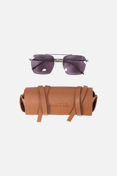 Lunettes de soleil bleues de Le Fabuleux Marcel de Bruxelles, avec monture argentée et étui en cuir marron.