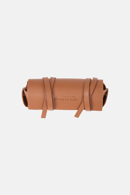 Lunettes de soleil marron de Le Fabuleux Marcel de Bruxelles, roulées dans un étui en cuir avec détails de sangle.