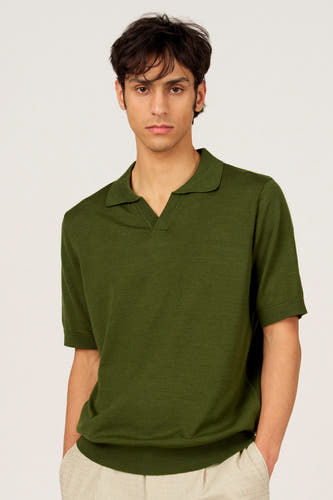 Polo verte de Le Fabuleux Marcel de Bruxelles, à manches courtes et col ouvert.