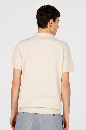 Witte polo van Le Fabuleux Marcel de Bruxelles, gezien van achteren met korte mouwen en ribgebreide details.