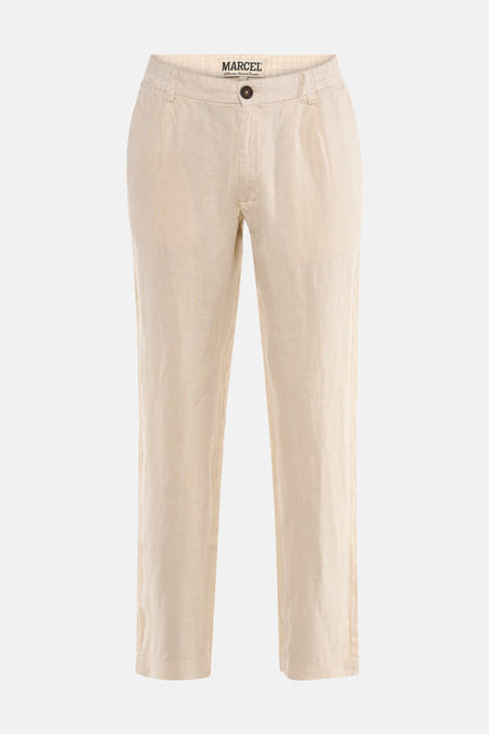 Pantalon de costume écru de Le Fabuleux Marcel de Bruxelles, avec une texture lisse et un bouton unique.