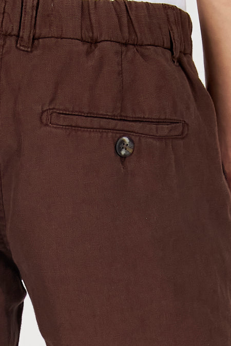 Bermuda marron de Le Fabuleux Marcel de Bruxelles, avec une poche à fermeture boutonnée à l'arrière.