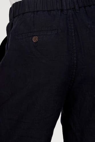 Bermuda bleu de Le Fabuleux Marcel de Bruxelles, avec un détail de bouton sur la poche arrière et une taille élastique.