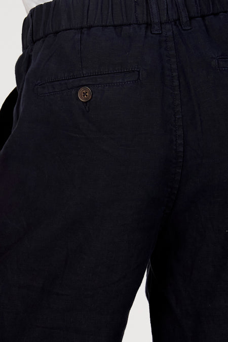 Bermuda bleu de Le Fabuleux Marcel de Bruxelles, avec un détail de bouton sur la poche arrière et une taille élastique.