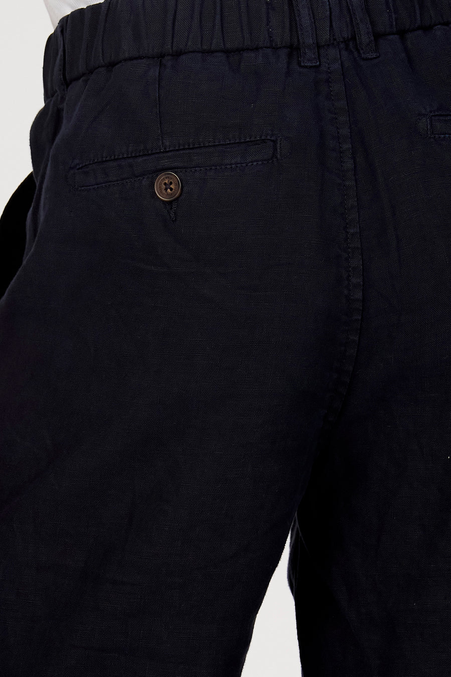 Bermuda bleu de Le Fabuleux Marcel de Bruxelles, avec un détail de bouton sur la poche arrière et une taille élastique.