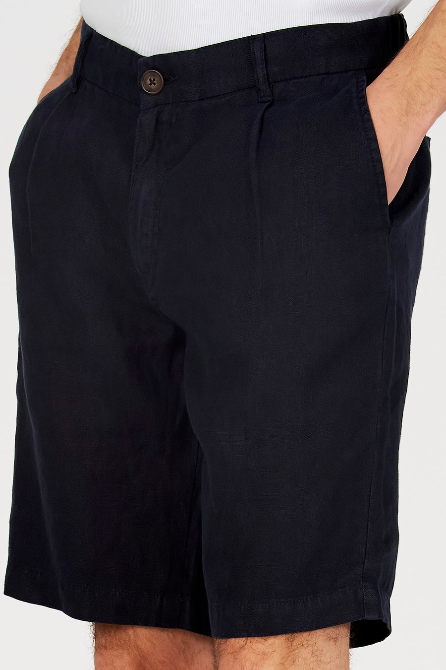 Bermuda bleu de Le Fabuleux Marcel de Bruxelles, avec plis et un bouton.
