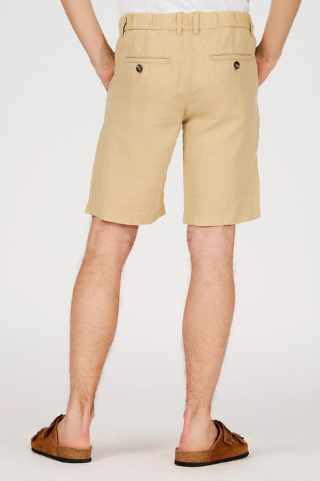 Bermuda beige de Le Fabuleux Marcel de Bruxelles, avec poches à boutons et taille élastique.