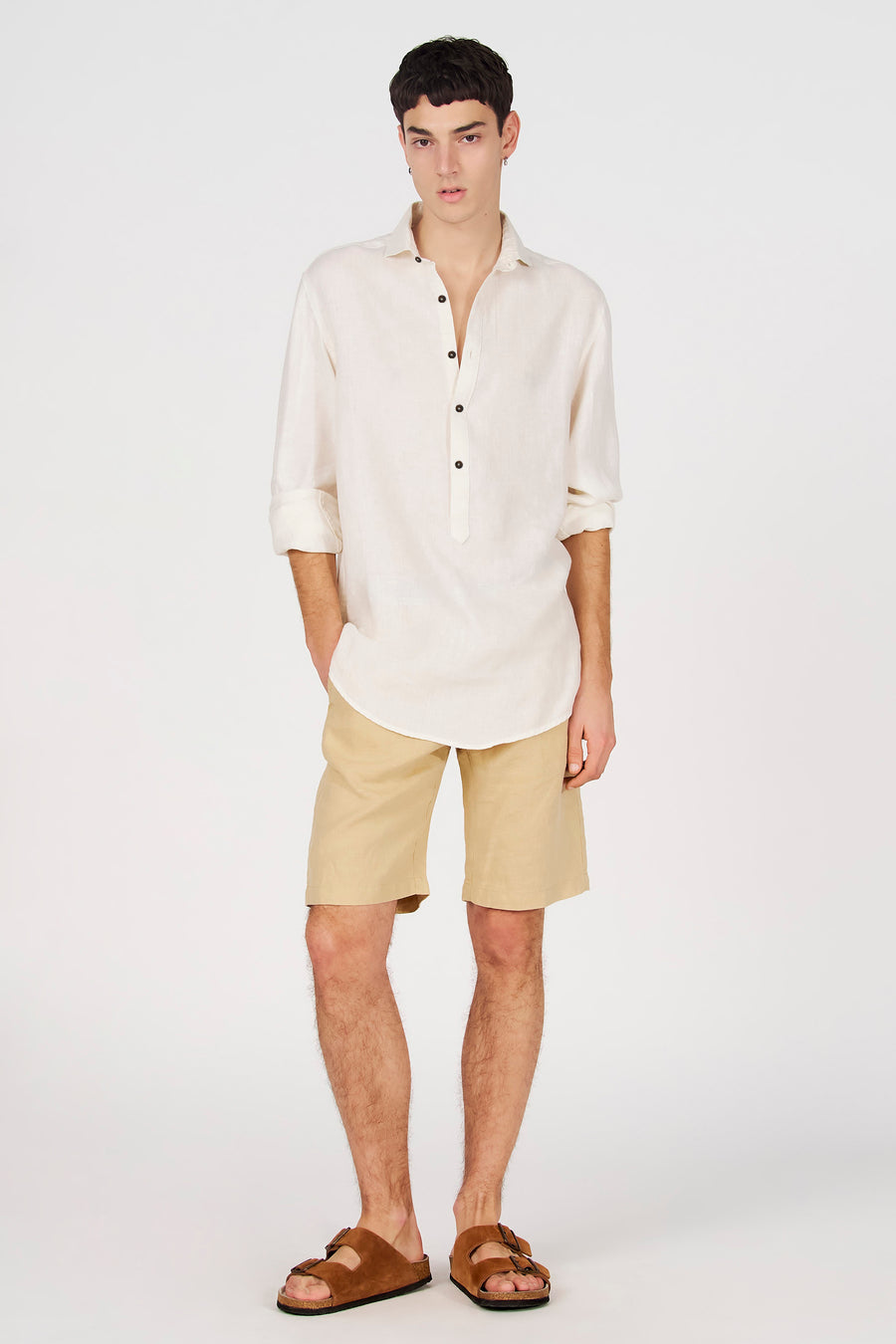 Chemise blanche en lin de Le Fabuleux Marcel de Bruxelles avec demi-patte de boutonnage, manches retroussées et boutons foncés.