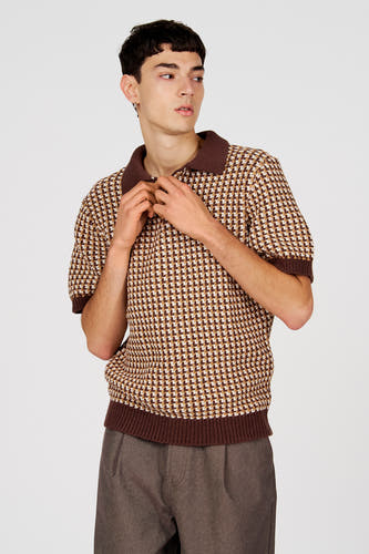 Polo marron de Le Fabuleux Marcel de Bruxelles, avec un motif pied-de-poule et des manches courtes.