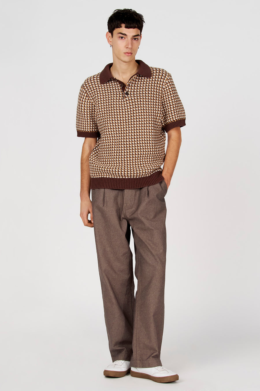 Polo marron de Le Fabuleux Marcel de Bruxelles, avec un motif pied-de-poule et des finitions en maille côtelée marron.