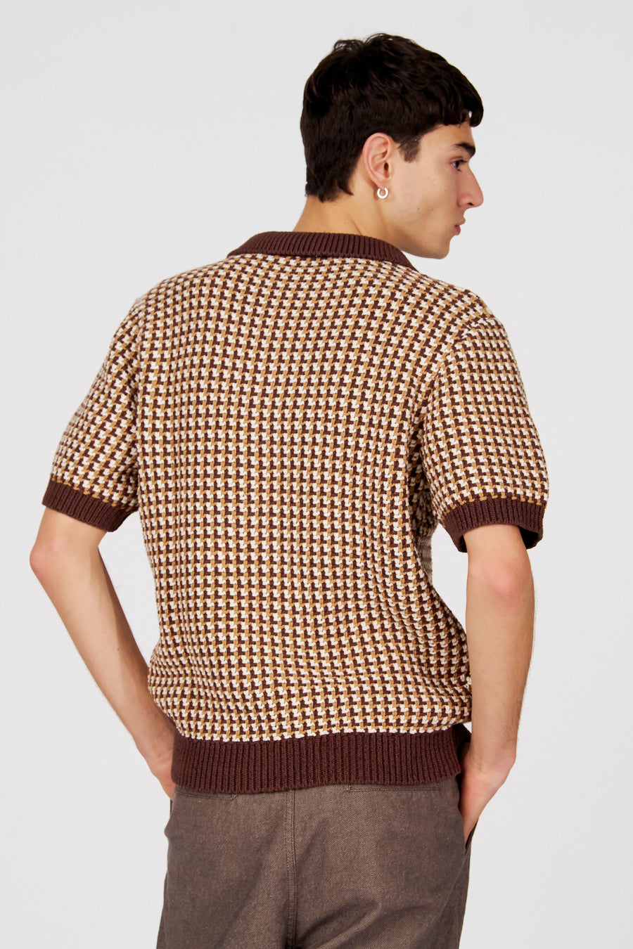 Bruine polo van Le Fabuleux Marcel de Bruxelles, met een houndstooth patroon en korte mouwen.