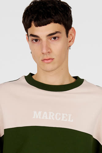 Groene sweater met ronde hals van Le Fabuleux Marcel de Bruxelles, met witte 'MARCEL' letters op de borst.