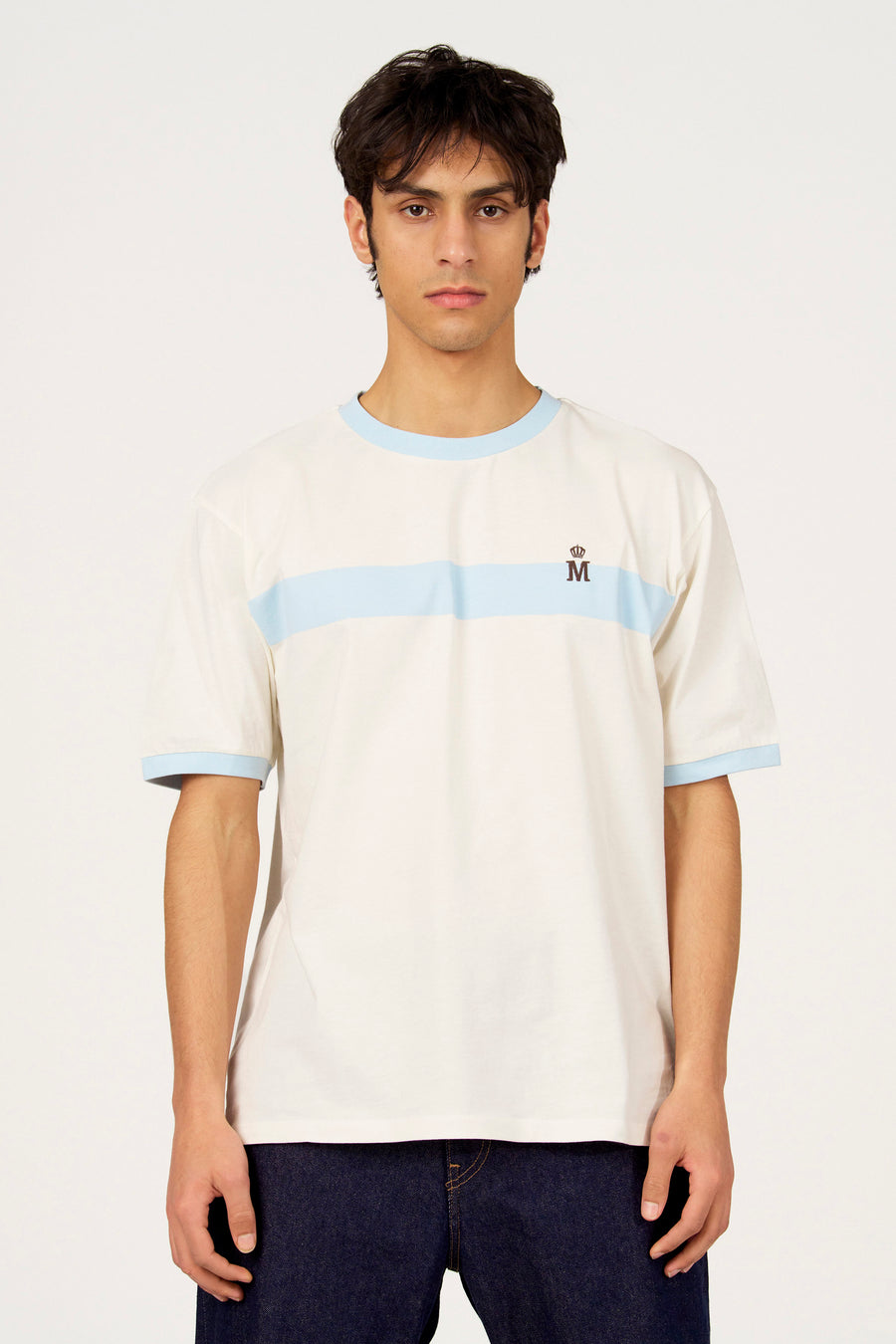 T-shirt blanc à manches courtes de Le Fabuleux Marcel de Bruxelles, avec des accents bleu clair au niveau des manches et de l'encolure.
