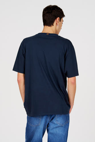 Blauw T-shirt met korte mouwen van Le Fabuleux Marcel de Bruxelles, rugaanzicht met gekleurde streepdetail in de nek en gedragen met jeans.
