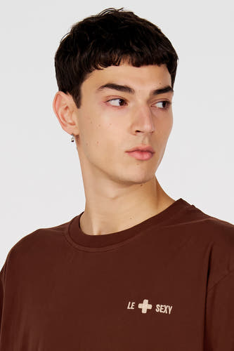 T-shirt marron (manches courtes) de Le Fabuleux Marcel de Bruxelles, avec un petit logo blanc sur la poitrine.