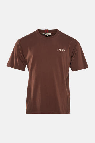 T-shirt marron à manches courtes de Le Fabuleux Marcel de Bruxelles, avec "Le + Sexy" brodé sur la poitrine.