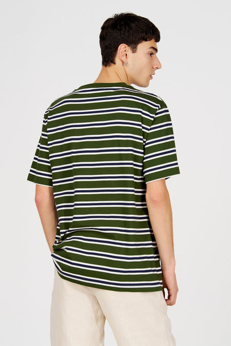 T-shirt met korte mouwen en meerkleurige strepen van Le Fabuleux Marcel de Bruxelles, achterkant gezien, gecombineerd met crèmekleurige broek.

