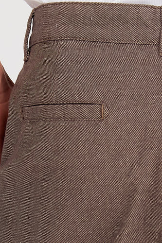 Pantalon marron de couleur de Le Fabuleux Marcel de Bruxelles, avec poche passepoilée et passants de ceinture, gros plan.