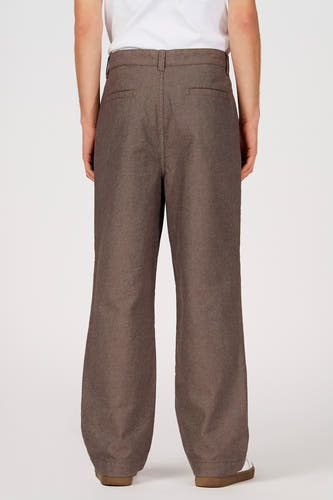 Pantalon marron de Le Fabuleux Marcel de Bruxelles, avec une subtile texture tissée, vu de dos.