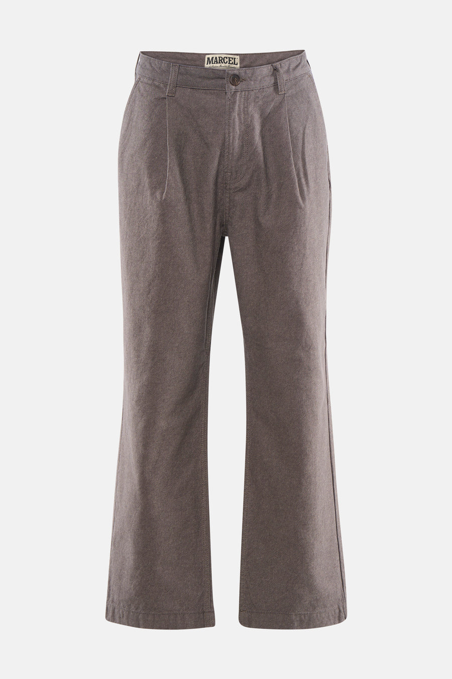 Pantalon marron de couleur de Le Fabuleux Marcel de Bruxelles, avec des plis à l'avant et des jambes larges.