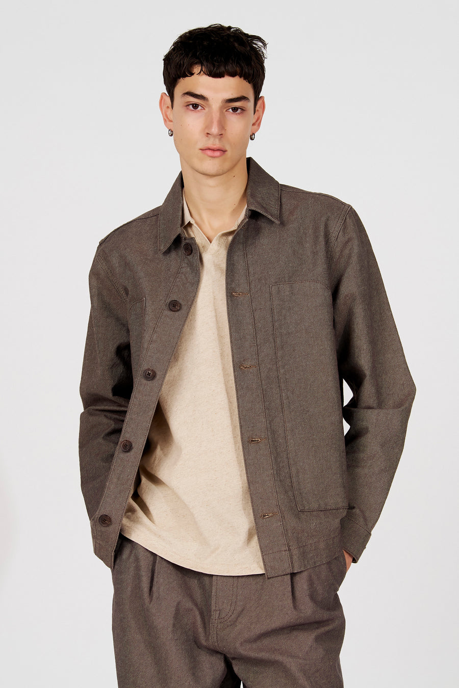 Veste courte marron de Le Fabuleux Marcel de Bruxelles, avec fermeture à boutons et deux poches plaquées.