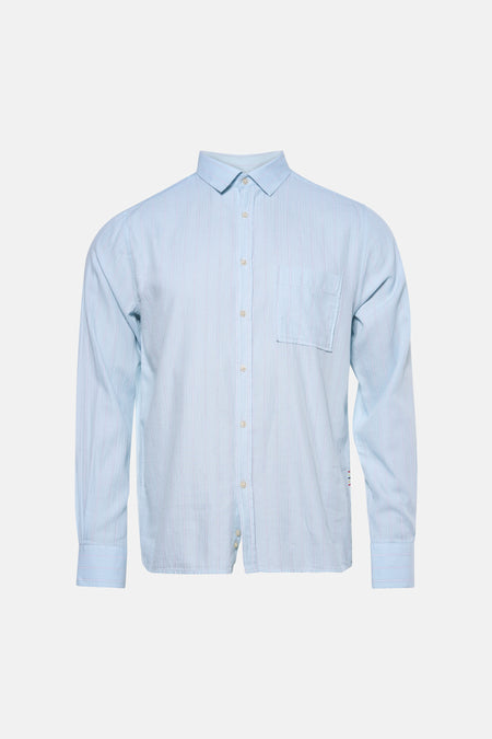 Chemise bleue à rayures à manches longues de Le Fabuleux Marcel de Bruxelles, avec une poche poitrine et une fermeture boutonnée sur le devant.