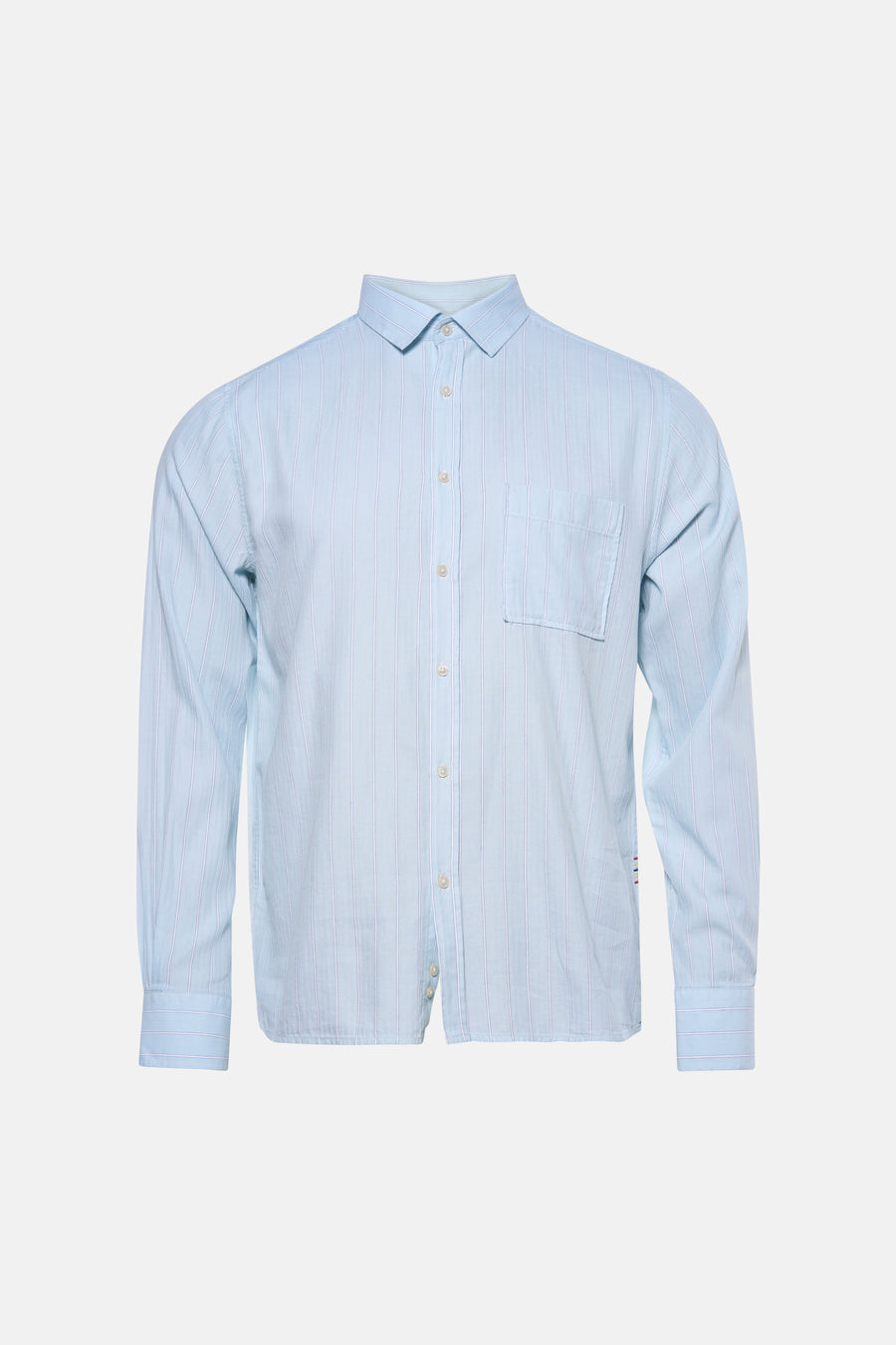 Chemise bleue à rayures à manches longues de Le Fabuleux Marcel de Bruxelles, avec une poche poitrine et une fermeture boutonnée sur le devant.