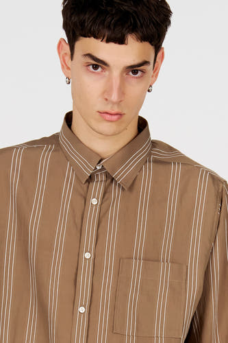 Chemise rayée marron de Le Fabuleux Marcel de Bruxelles, à manches longues et avec une poche poitrine.