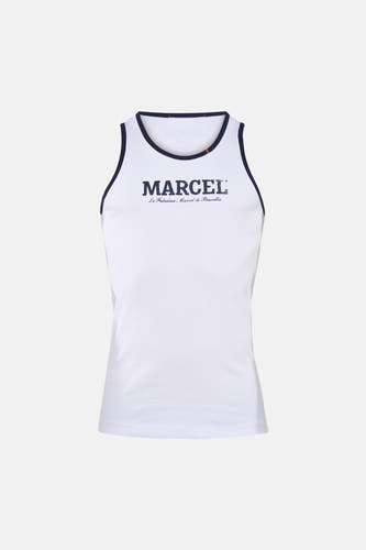 Débardeur blanc côtelé de Le Fabuleux Marcel de Bruxelles avec passepoil bleu foncé, rayure rouge-jaune et grand imprimé "MARCEL".