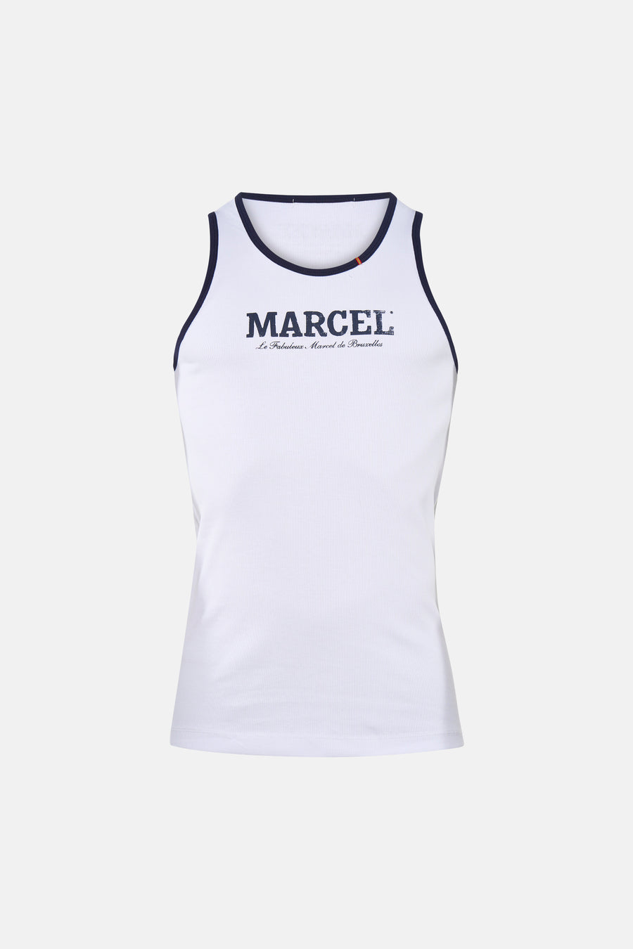 Débardeur blanc côtelé de Le Fabuleux Marcel de Bruxelles avec passepoil bleu foncé, rayure rouge-jaune et grand imprimé "MARCEL".