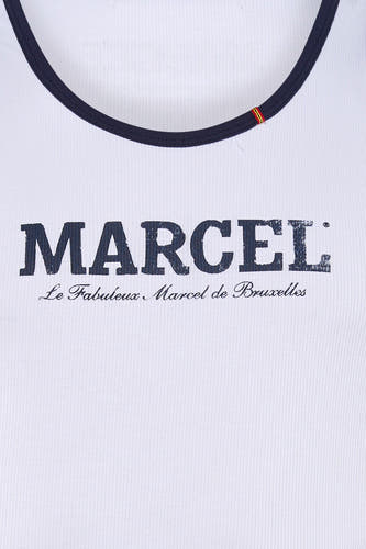 Witte geribbelde tanktop van Le Fabuleux Marcel de Bruxelles met donkerblauwe bies, rood-geel streepje en grote "MARCEL" print.