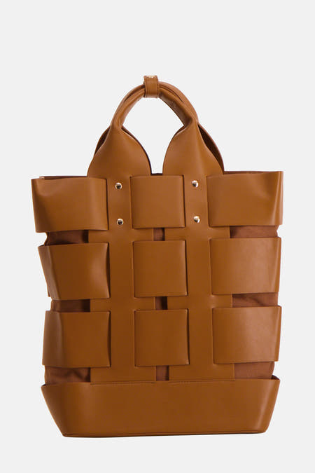 Sac à main brun de Le Fabuleux Marcel de Bruxelles, avec un design tressé et des détails argentés.