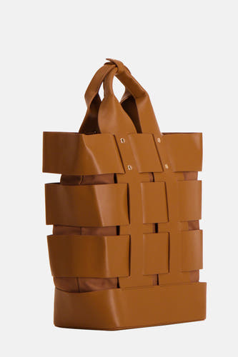 Sac à main brun de Le Fabuleux Marcel de Bruxelles, avec des détails tissés et deux anses.