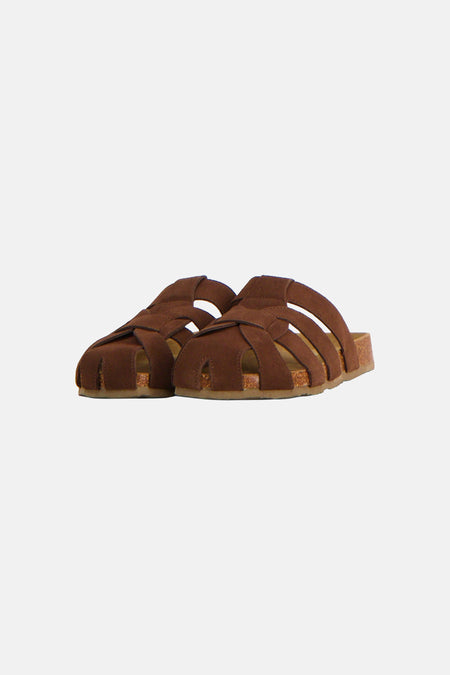 Pantoufles marron de Le Fabuleux Marcel de Bruxelles, vues de dos, avec des lanières tressées et une semelle en liège.