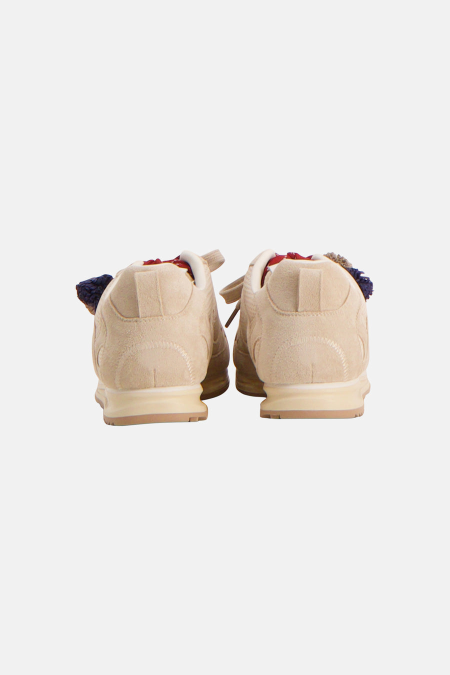 Beige sneakers van Le Fabuleux Marcel de Bruxelles, met suède textuur en decoratieve details aan de achterkant.
