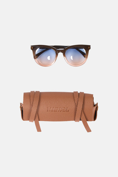 Lunettes de soleil marron de Le Fabuleux Marcel de Bruxelles, avec des verres teintés bleu-rose et un étui à lunettes en cuir marron avec des sangles.