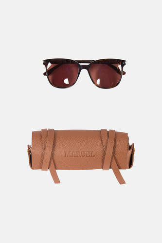 Lunettes de soleil marron de Le Fabuleux Marcel de Bruxelles, avec étui à lunettes en cuir marron assorti avec sangles.
