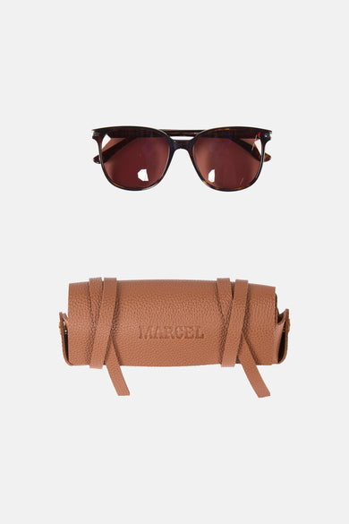 Lunettes de soleil marron de Le Fabuleux Marcel de Bruxelles, avec étui à lunettes en cuir marron assorti avec sangles.