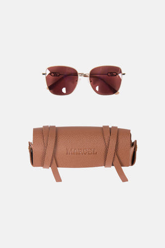 Lunettes de soleil beiges de Le Fabuleux Marcel de Bruxelles, avec un étui à lunettes en cuir marron avec des sangles.