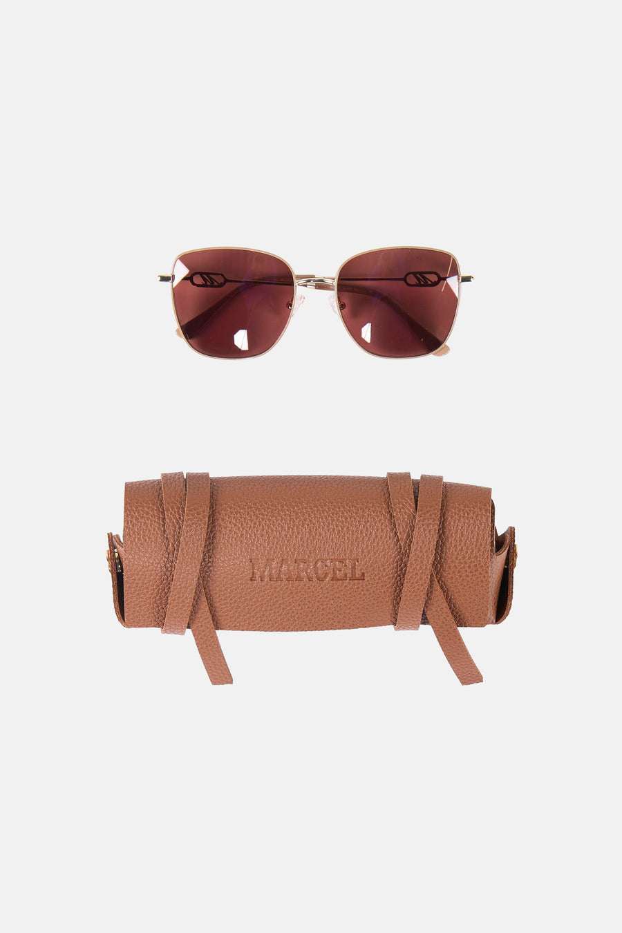Lunettes de soleil beiges de Le Fabuleux Marcel de Bruxelles, avec un étui à lunettes en cuir marron avec des sangles.