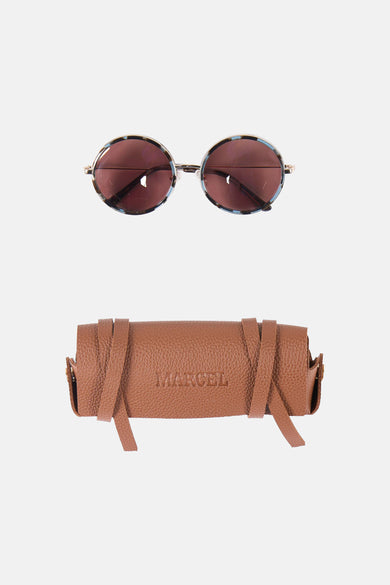 Lunettes de soleil bleues de Le Fabuleux Marcel de Bruxelles, avec verres marron et étui en cuir marron.