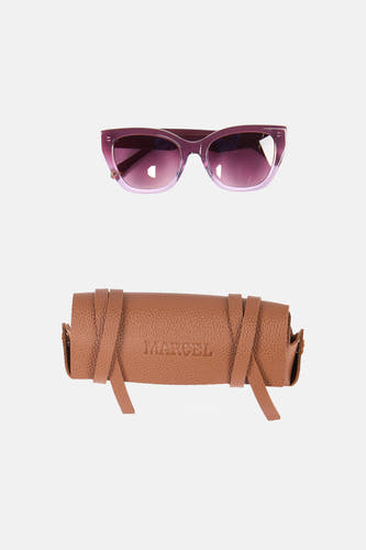 Lunettes de soleil violettes de Le Fabuleux Marcel de Bruxelles, avec étui à lunettes en cuir marron assorti avec logo en relief.
