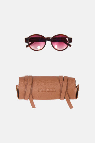 Lunettes de soleil marron de Le Fabuleux Marcel de Bruxelles, avec un étui à lunettes en cuir marron avec 'MARCEL' dessus.