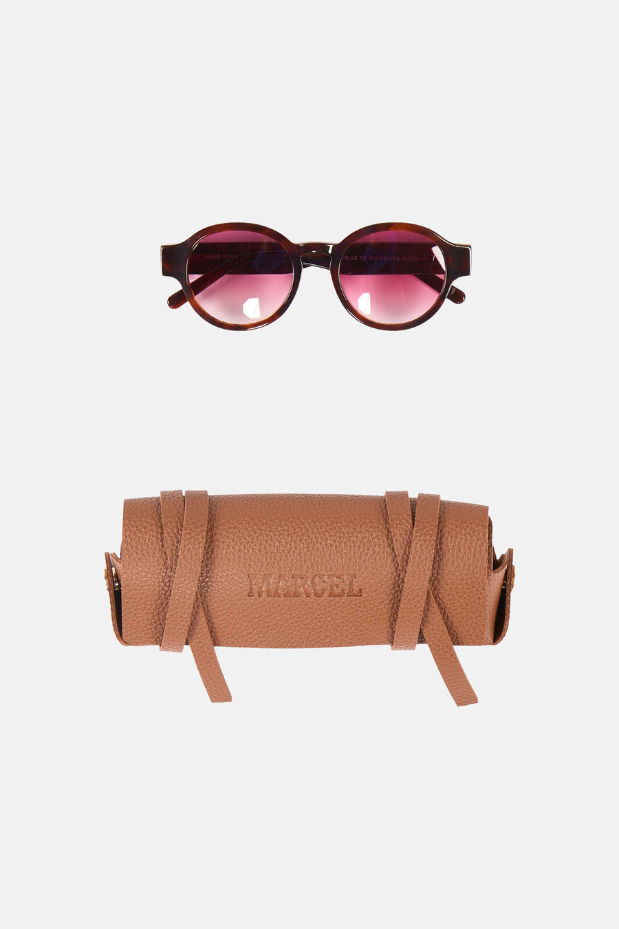 Lunettes de soleil marron de Le Fabuleux Marcel de Bruxelles, avec un étui à lunettes en cuir marron avec 'MARCEL' dessus.